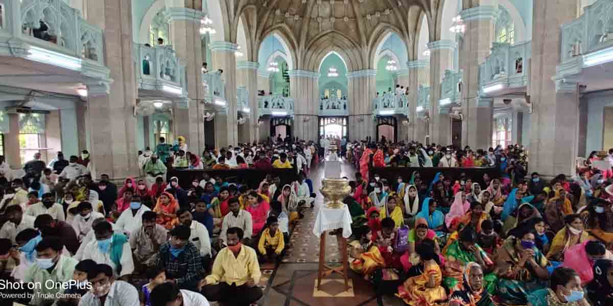 Medak | భక్తులతో కిటకిటలాడిన మెదక్‌ చర్చి