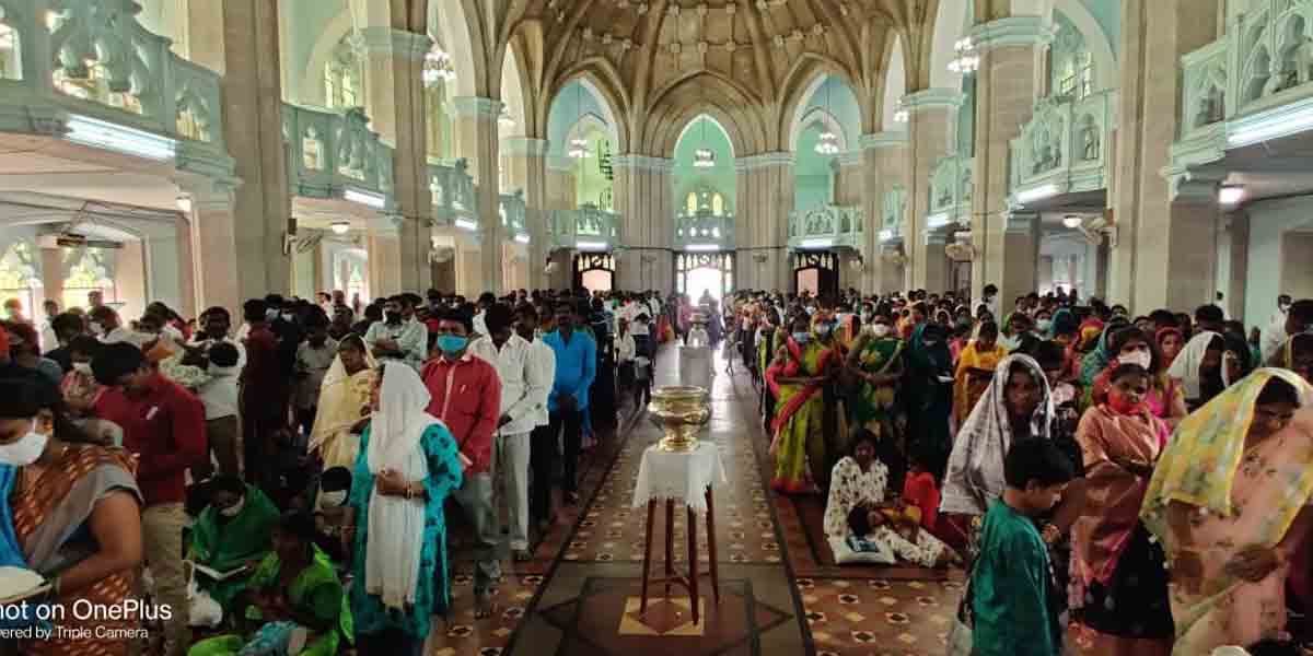 భక్తులతో కిటకిటలాడిన మెదక్‌ చర్చి