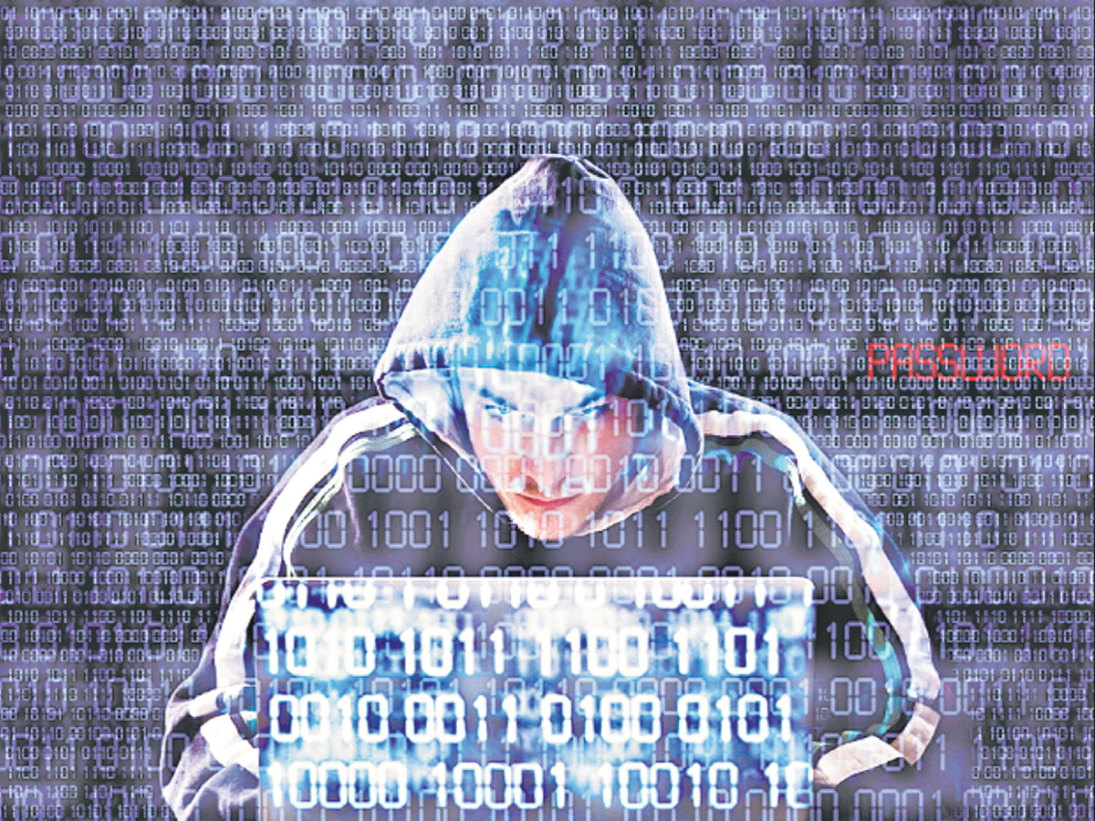 ఆ యాప్‌లు డౌన్‌లోడ్‌ చేయించి..ఏం చేశారంటే..