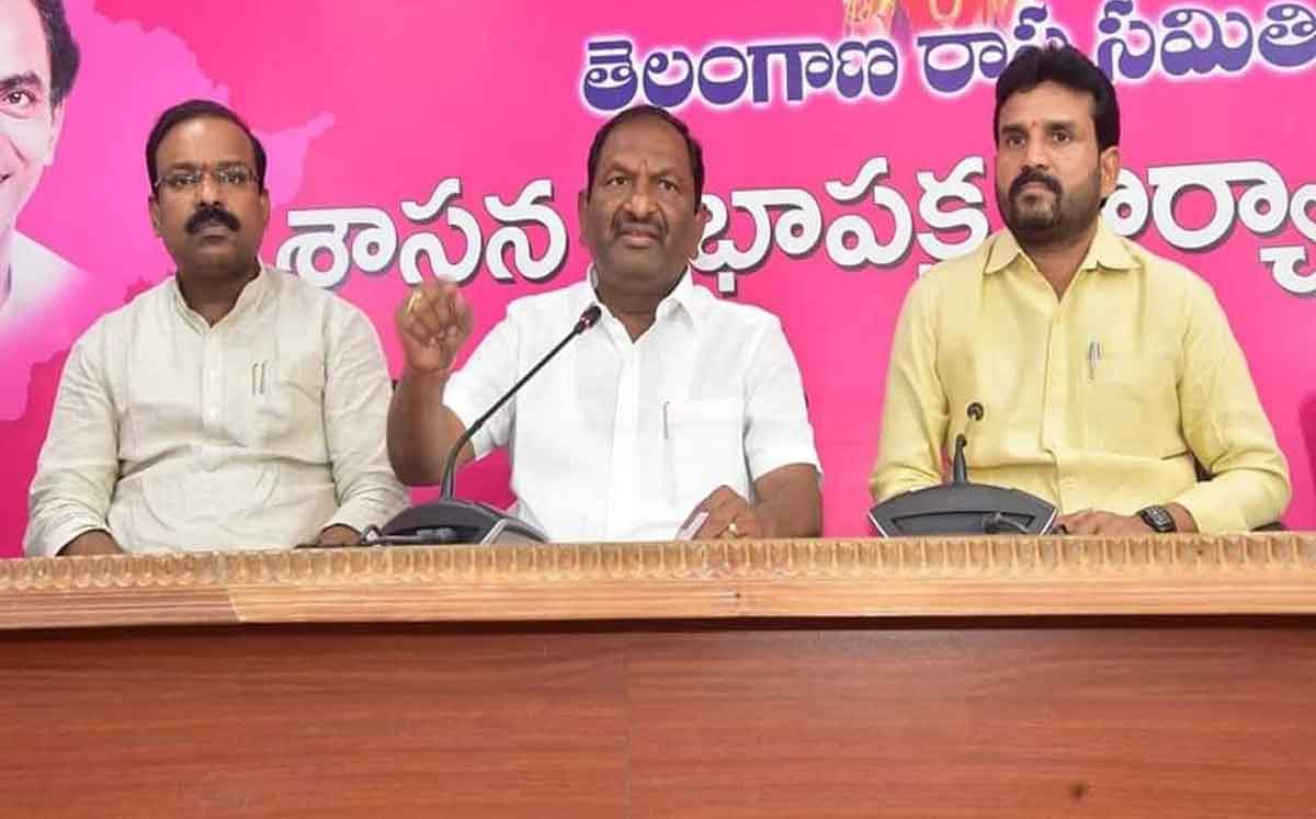 హరీశ్‌ను విమర్శించే స్థాయి ఈటలకు లేదు