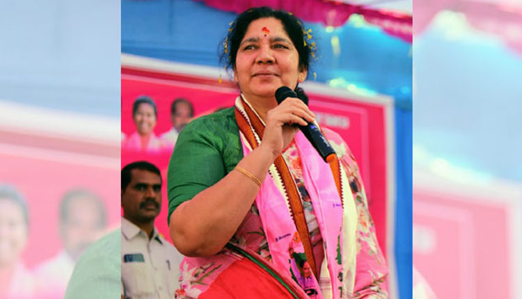 ప్రజాకవి కాళోజీకి మంత్రి సత్యవతి నివాళి