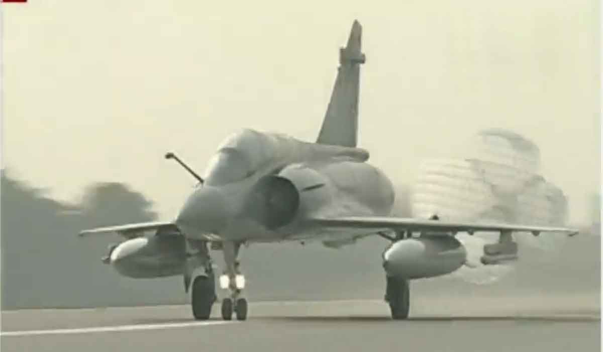 ఎక్స్‌ప్రెస్‌వేపై ఎయిర్ షో.. హైవేపై దిగిన మిరాజ్‌, జాగ్వార్ విమానాలు