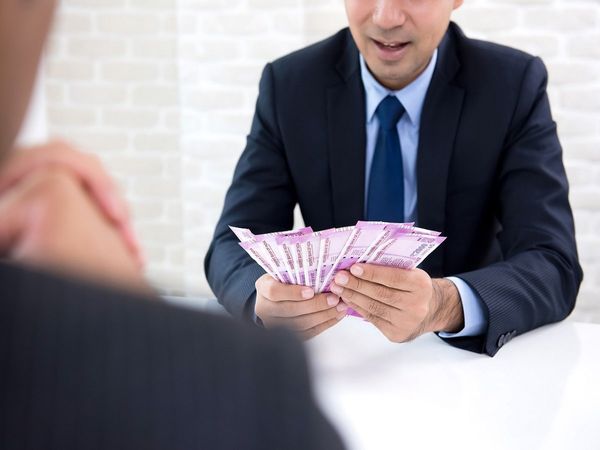 రుణాల పేరుతో వ్యాపారుల‌ను రూ 9.5 కోట్ల‌కు ముంచారు!