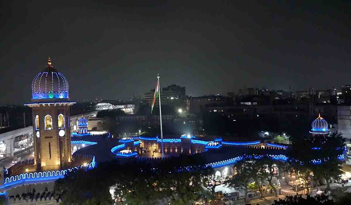 నిశీధిలో మొజాంజాహి మార్కెట్ జిగేల్.. జిగేల్‌..!!