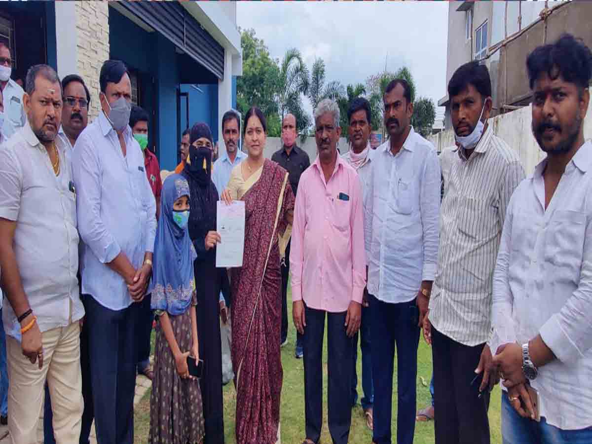 CMRF | సీఎంఆర్ఎఫ్ చెక్కులు పంపిణీ చేసిన ఎంపీ మాలోతు కవిత..