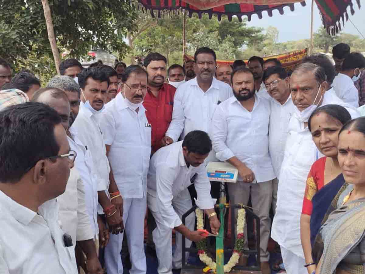 ధాన్యం కొనుగోలు కేంద్రాలను ప్రారంభించిన ఎమ్మెల్యే మదన్రెడ్డి