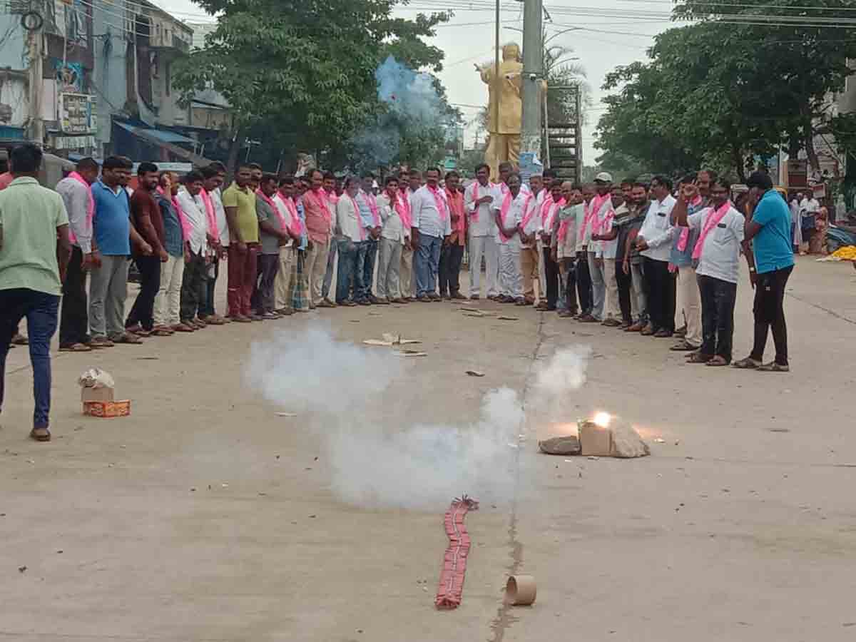 Anti-farmer laws | రైతు వ్యతిరేక చట్టాలు రద్దు..అంబరాన్నంటిన సంబురాలు