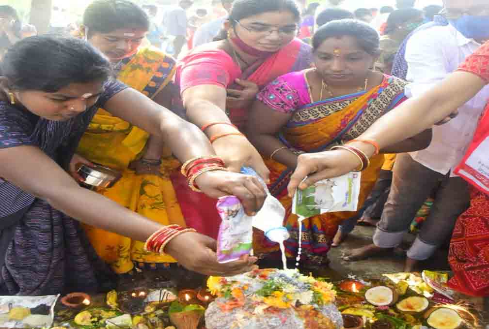 Khammam | భక్తిశ్రద్దలతో నాగులచవితి..భక్తులతో కిక్కిరిసిన ఆలయాలు..