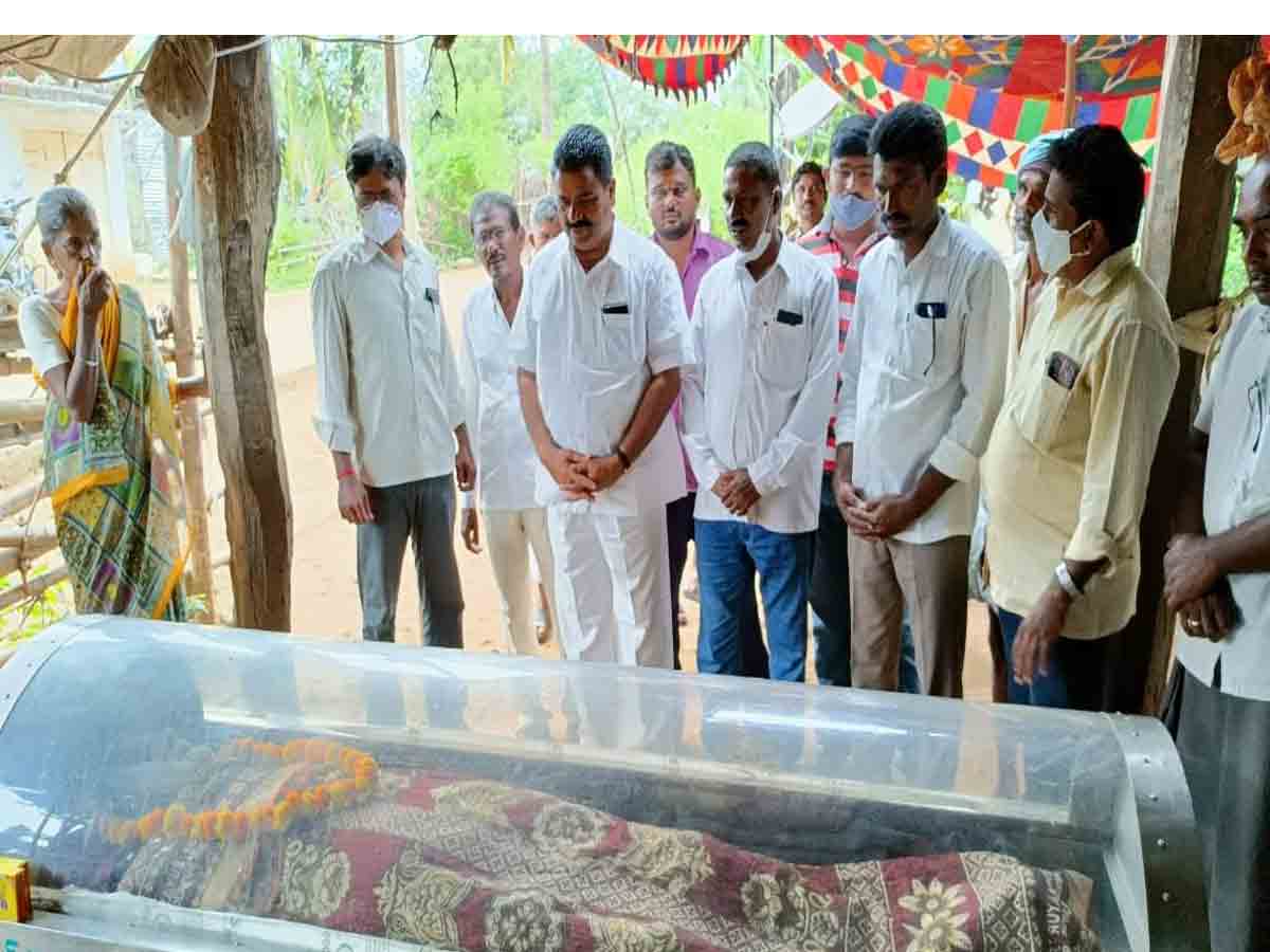 Aswaraopeta | భగవాన్‌నాయక్ కు నివాళి అర్పించిన టీఆర్ఎస్ ప్రజాప్రతినిధులు..