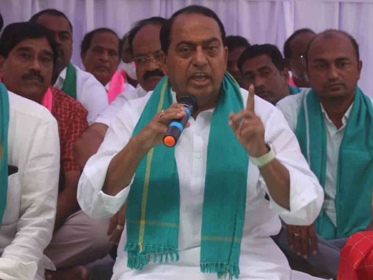 నిర్మల్‌లో రైతుల ధ‌ర్నా..పాల్గొన్న మంత్రి ఐకేరెడ్డి