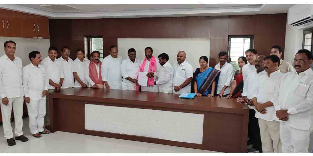 Nallagonda | ఎంసీ కోటిరెడ్డికి బీ-ఫామ్ అందజేసిన మంత్రి జగదీష్ రెడ్డి