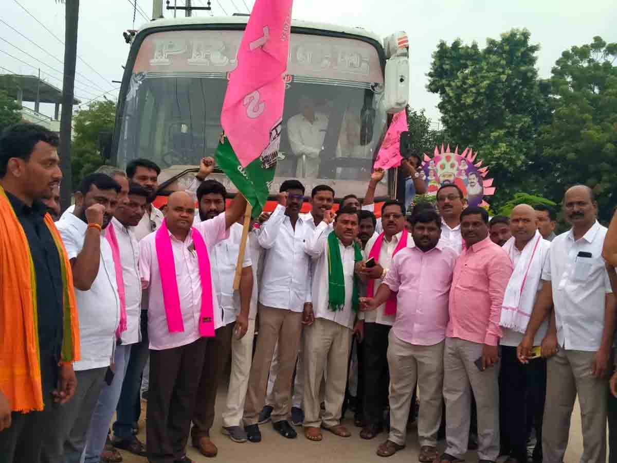Maha Dharna | మహా ధర్నాకు భారీగా తరలివెళ్లిన ప్రజాప్రతినిధులు