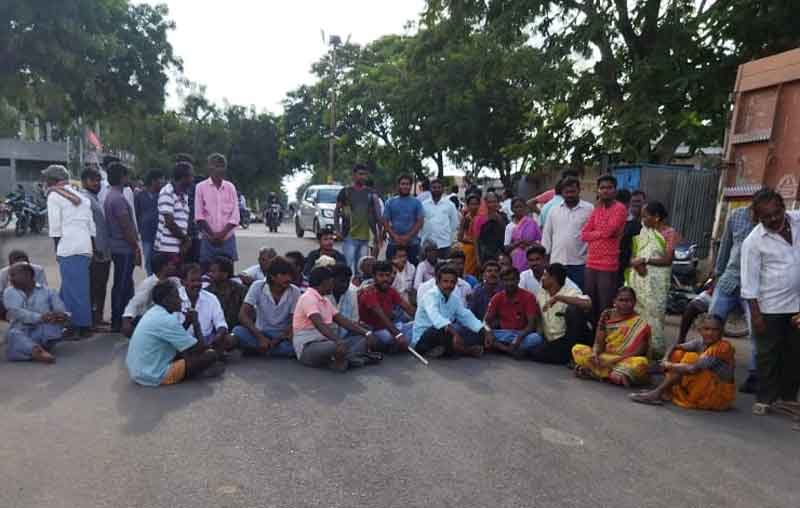 లారీ టైర్లు ఊడి.. ముగ్గురికి గాయాలు