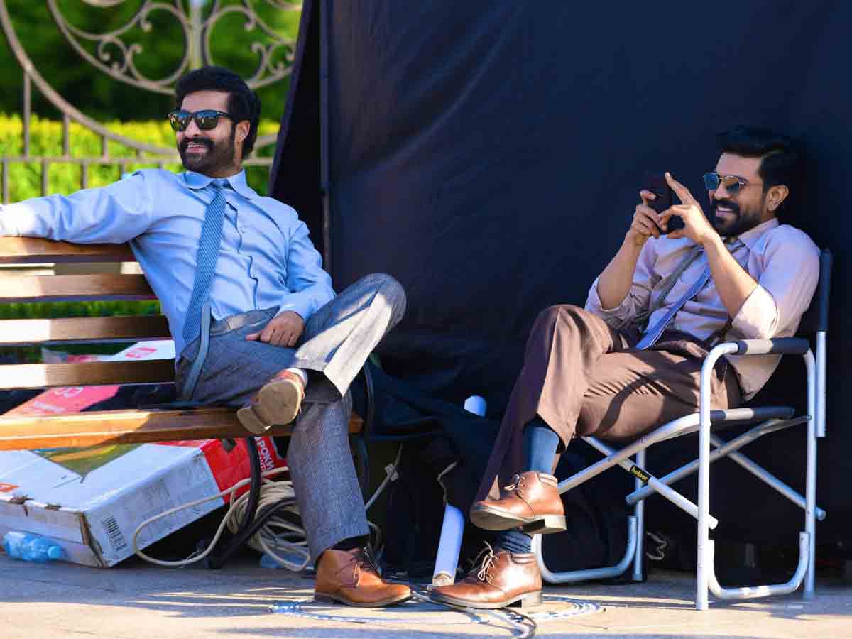 RRR: షూట్ గ్యాప్‌లో చిల్ అవుతున్న మాస్ కా మాస్ట‌ర్స్