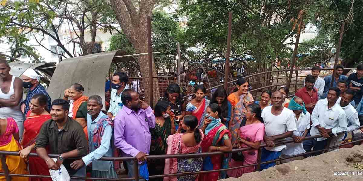 లింబాద్రి గుట్ట జాతరకు పోటెత్తిన భక్తులు