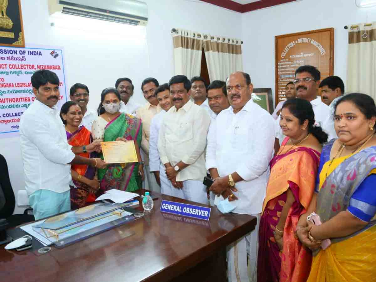 ధ్రువీకరణ పత్రాలు అందుకున్న ఎమ్మెల్సీలు కవిత, పోచంపల్లి