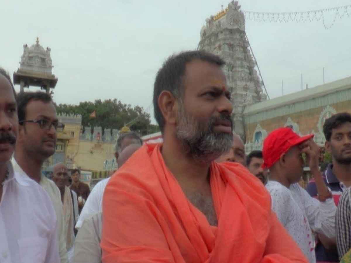 Tirumala | తిరుమల వెంకటేశ్వర స్వామిని దర్శించుకున్న పరిపూర్ణానంద స్వామి..