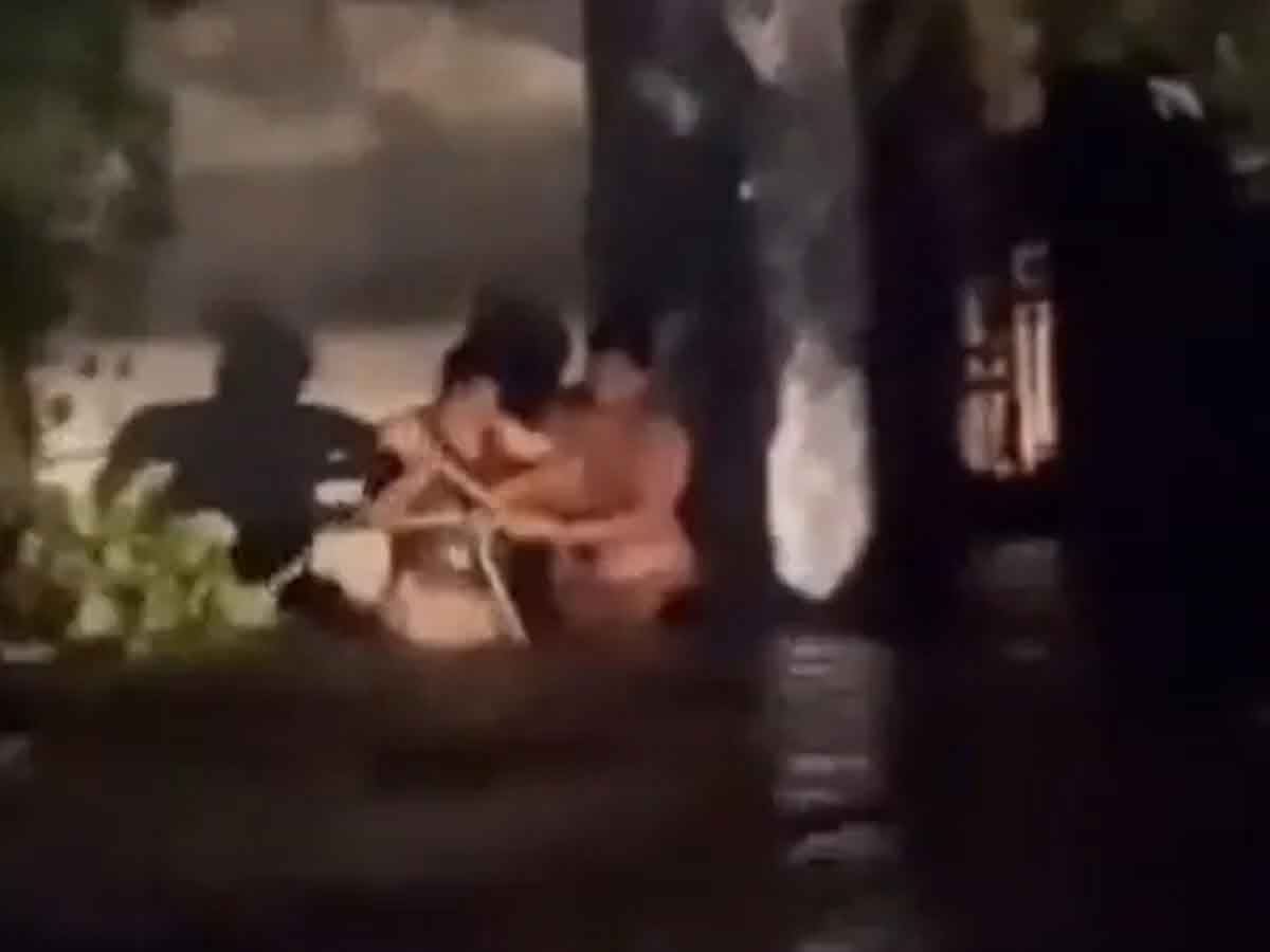 వ‌ర‌ద‌ల్లో చిక్కుకున్న పూజారిని ప్రాణాల‌కు తెగించి కాపాడిన పోలీసు.. వీడియో వైర‌ల్‌