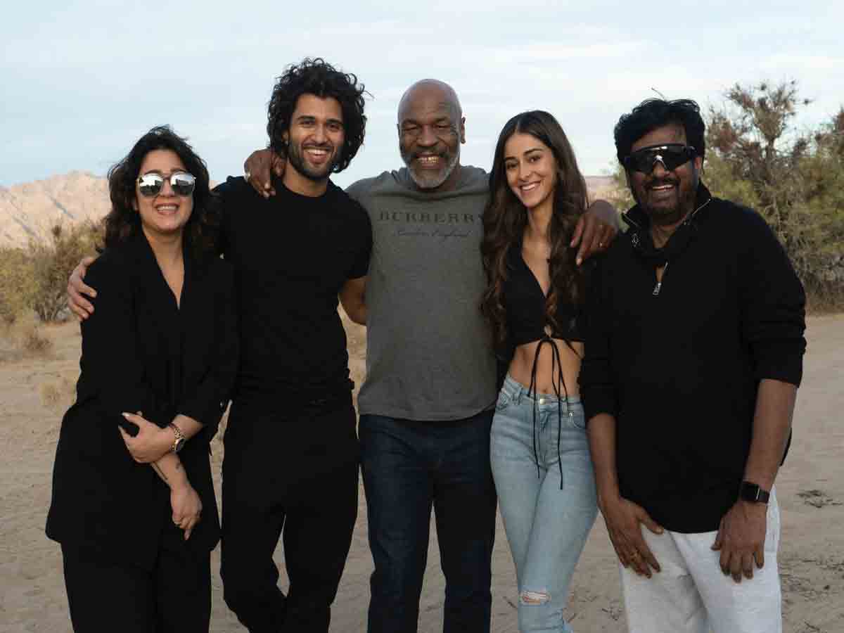 Liger: బాక్సింగ్ లెజెండ్‌తో లైగ‌ర్ టీం.. పిక్స్ వైర‌ల్