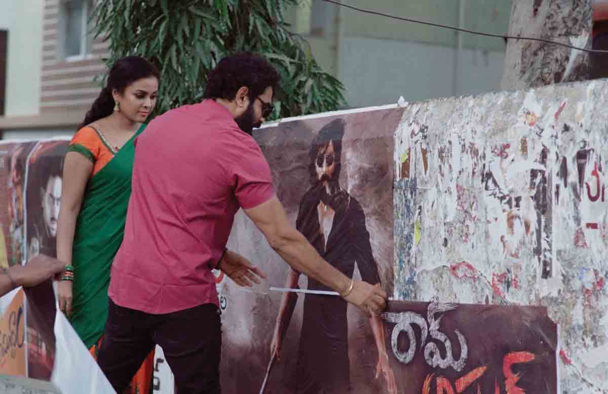 Ram Asur Wall Posters | పోస్టర్స్ అతికిస్తున్న హీరోహీరోయిన్లు.. ప్రమోషన్స్ కోసం కోటి విద్యలు