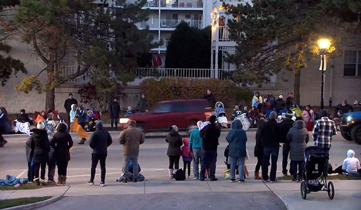 ప‌రేడ్ చేస్తున్న‌వారిని ఢీకొట్టుతూ.. బీభ‌త్సం సృష్టించిన కారు.. వీడియోలు