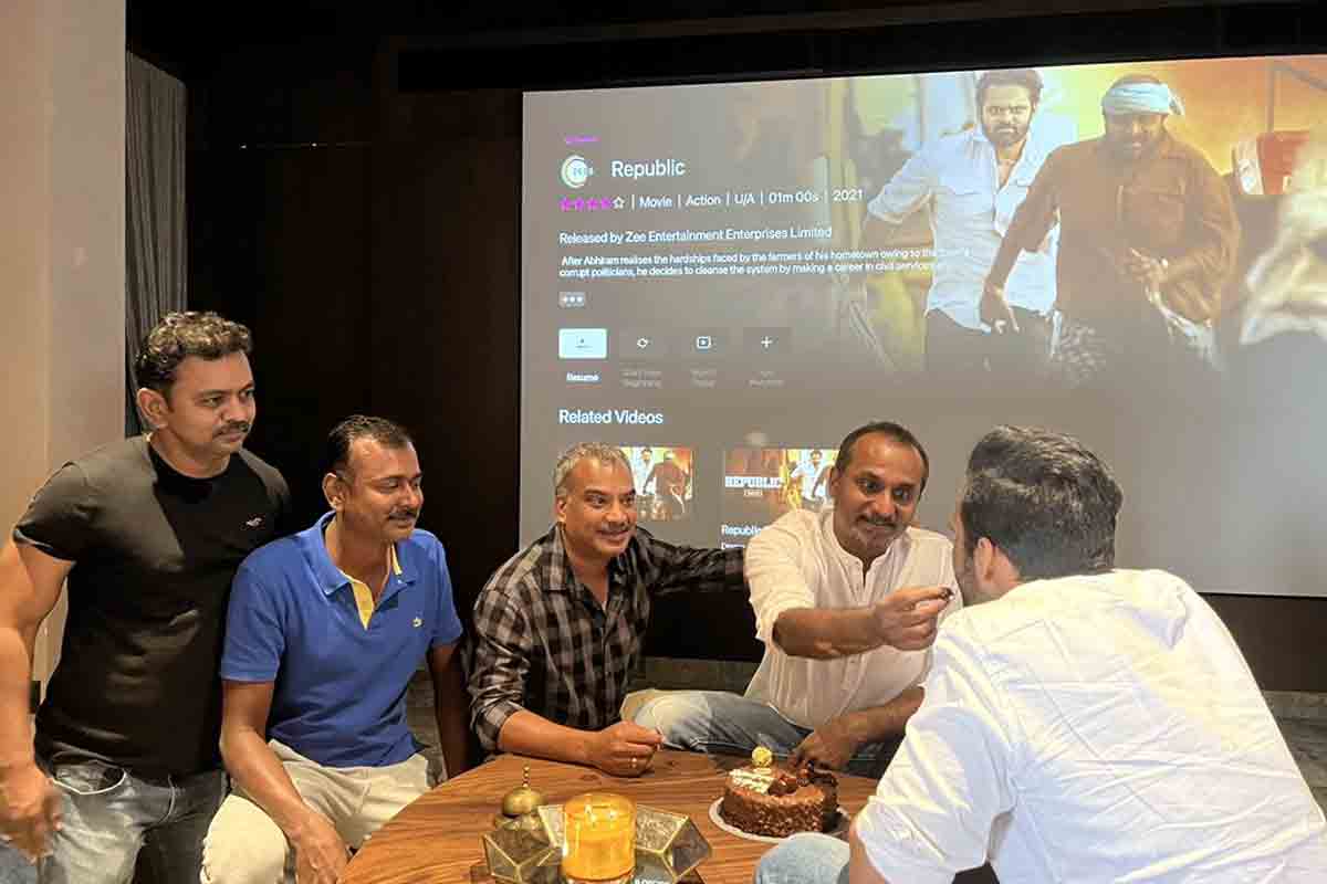 దర్శక నిర్మాతలతో కలిసి రిపబ్లిక్ సినిమా చూసిన సాయి ధరమ్ తేజ్..