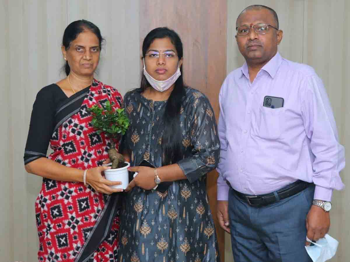 డాక్టర్ శ్రీజను అభినందించిన మంత్రి సబితా ఇంద్రారెడ్డి