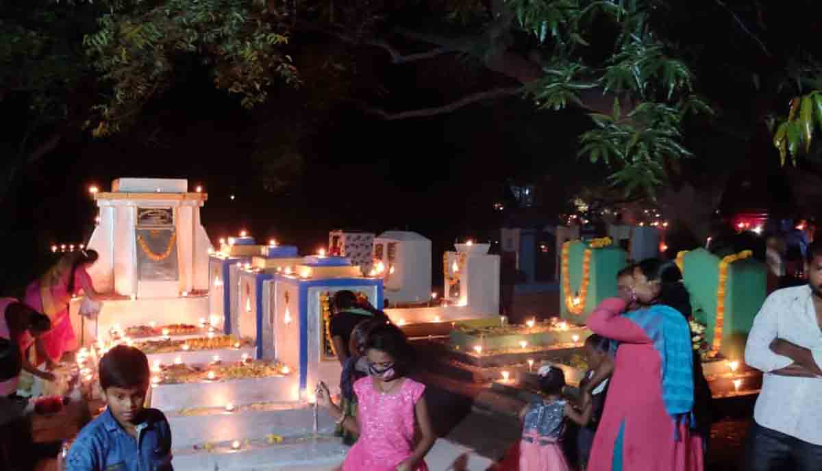 Diwali : అక్క‌డ వెరైటీగా దీపావ‌ళి పండుగ‌.. స‌మాధుల వ‌ద్ద పూజ‌లు