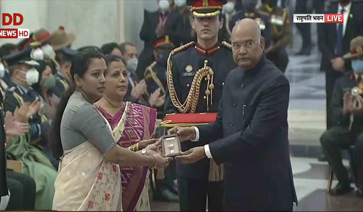 క‌ల్న‌ల్ సంతోష్‌బాబుకు మ‌హావీర్ చ‌క్ర ప్ర‌దానం