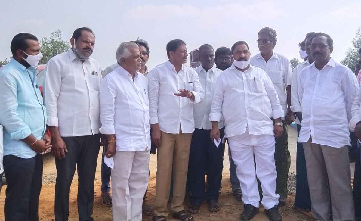 MLA | ధాన్యం కొనుగోలు కేంద్రాల వద్ద రైతులకు ఇబ్బందులు కలుగకుండా చూడండి : సత్తుపల్లి ఎమ్మెల్యే సండ్ర..