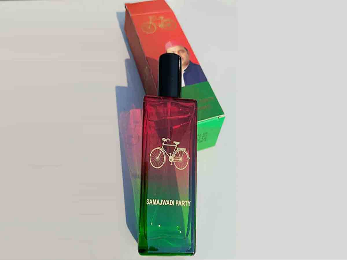 యూపీ పోరు : స‌మాజ్‌వాదీ పెర్ఫ్యూమ్‌ను లాంఛ్ చేసిన అఖిలేష్ యాద‌వ్‌