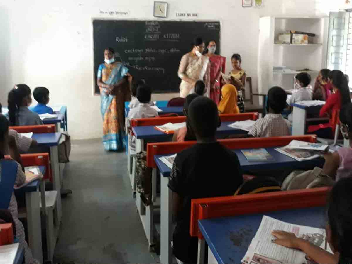 DEO | ప్రభుత్వ పాఠశాలలను తనిఖీ చేసిన డీఈవో వాసంతి..