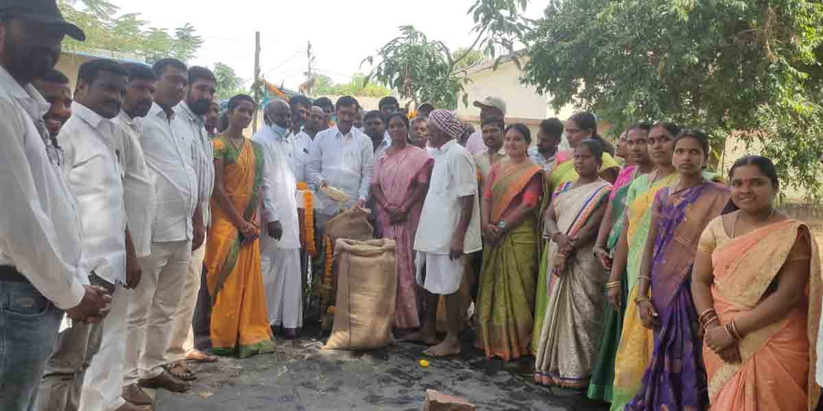 రైతులకు అందుబాటులో కొనుగోలు కేంద్రాలు : వంటేరు ప్రతాప్రెడ్డి