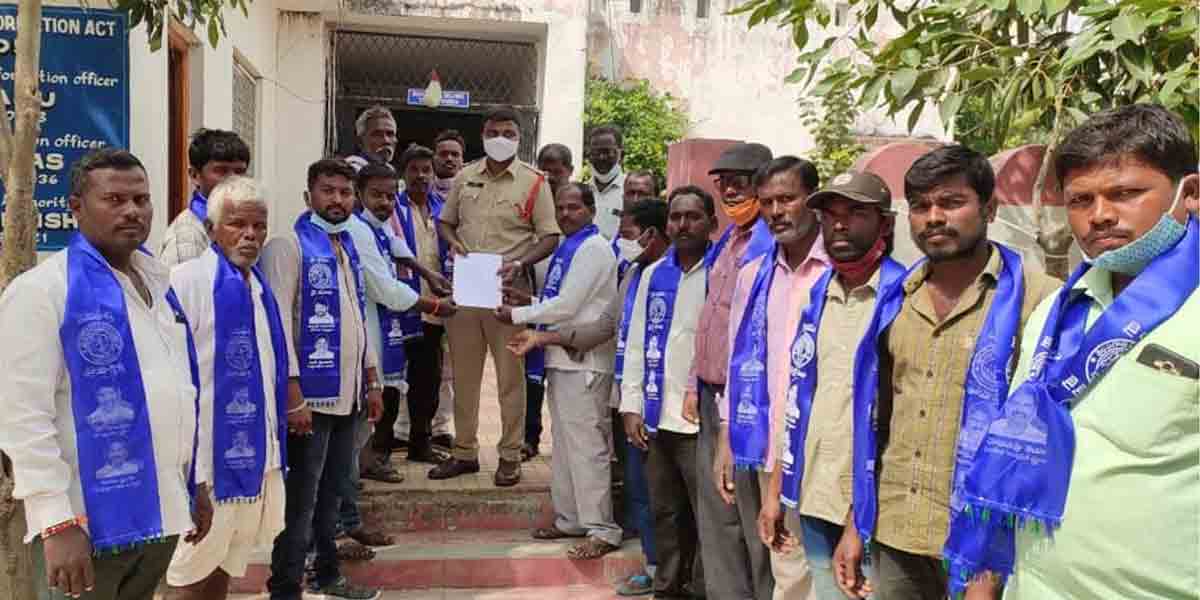 ఎమ్మెల్యే రఘునందన్‌ రావుపై చర్యలు తీసుకోవాలని పోలీసులకు ఫిర్యాదు