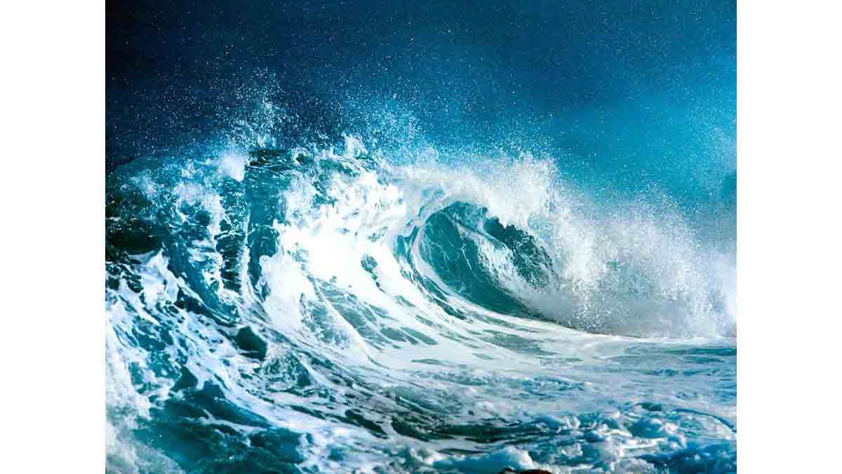 సముద్రంలో చిక్కుకున్న 11 మంది జాలరులు