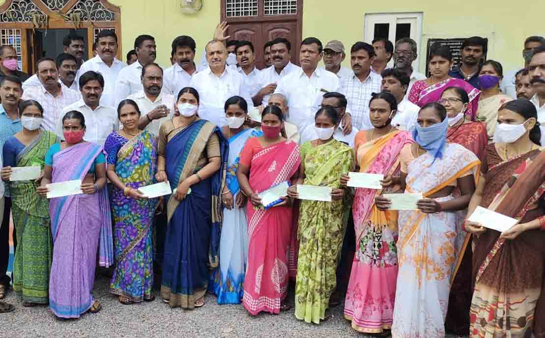 CMRF | లబ్ధిదారులకు కళ్యాణలక్ష్మీ చెక్కులు పంపిణీ చేసిన ఎమ్మెల్యే…