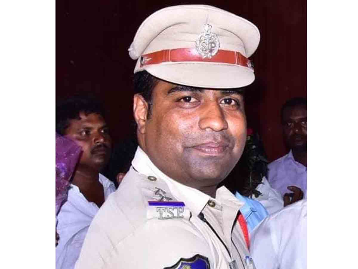 వివాహితతో ఎస్ఐ రాసలీలలు..రెడ్హ్యాండెడ్గా పట్టుకున్న భర్త