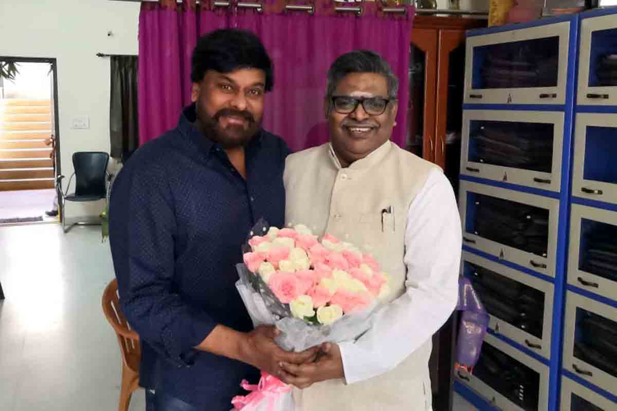 గుండె బ‌రువెక్కుతోంది.. సిరివెన్నెల మ‌ర‌ణంపై ఉద్వేగానికి లోనైన చిరంజీవి