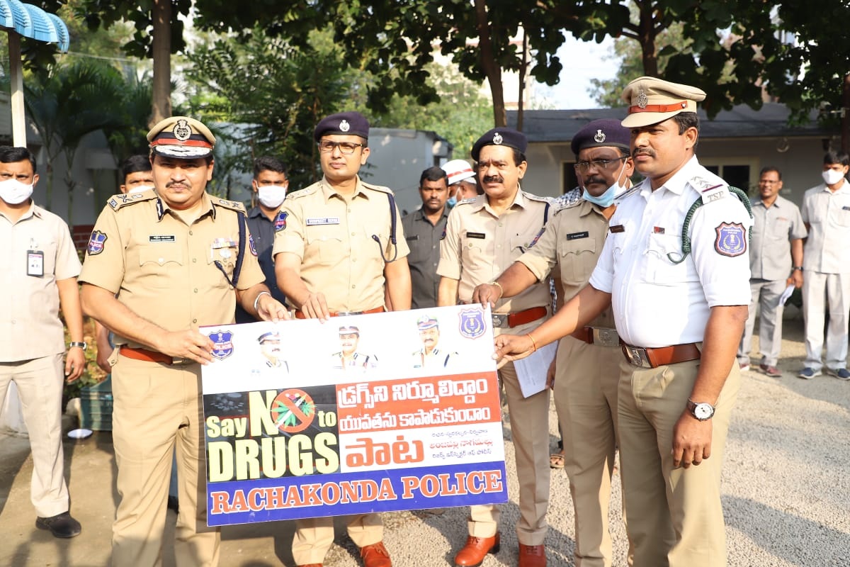 గంజాయి నిర్మూలనపై పాట రాసిన పోలీస్‌ అధికారి