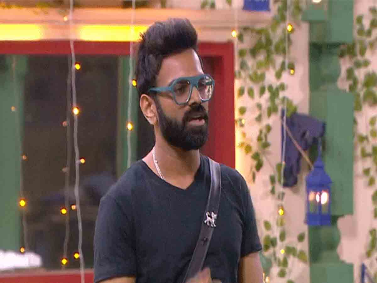 Sri ram: అందరికి ఒక మాస్క్ ఉంటే, నీకు ఐదారు ఉన్నాయి.. శ్రీరామ్ ఫైర్