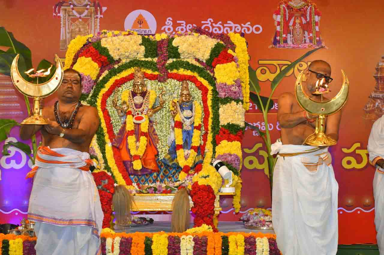 శ్రీశైలంలో కార్తీక సోమవార శోభ.. వేలాదిగా తరలివచ్చిన భక్తులు