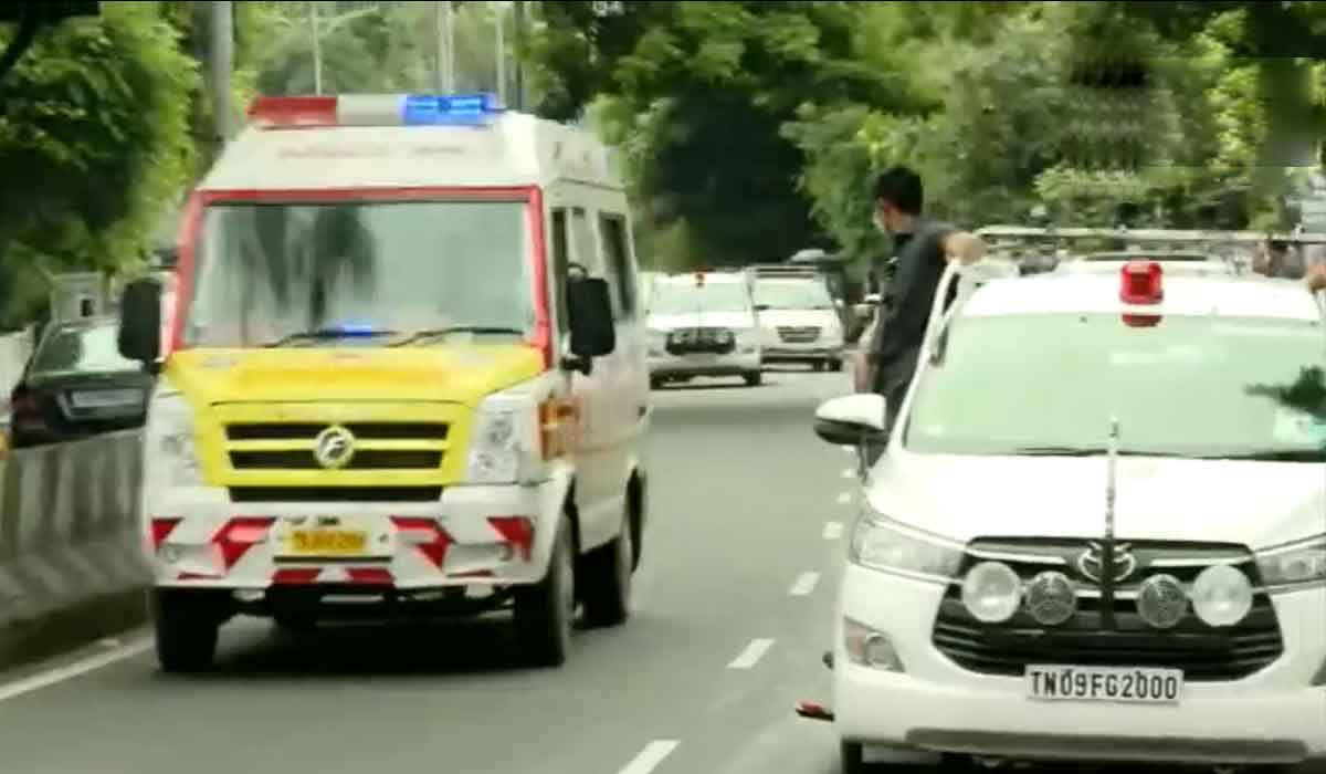 కాన్వాయ్‌ను ఆపేసి.. అంబులెన్స్‌కు దారిచ్చిన సీఎం స్టాలిన్‌: వీడియో