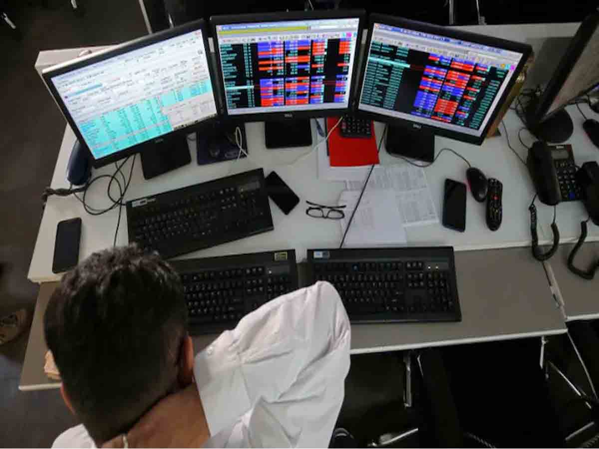 కొవిడ్‌-19 తాజా వేరియంట్ భ‌యాల‌తో  స్టాక్ మార్కెట్లు కుదేలు