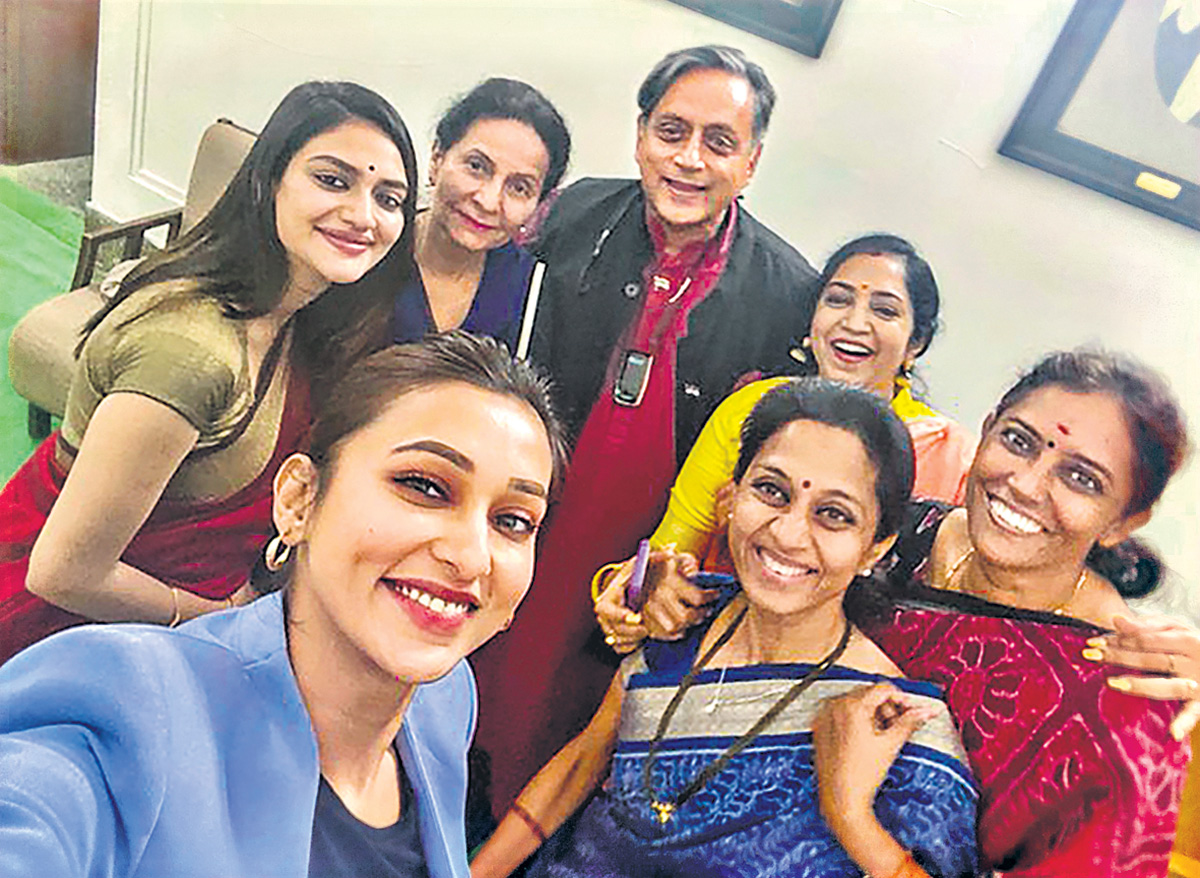 మహిళా ఎంపీలతో థరూర్‌ సెల్ఫీ.. వివాదం