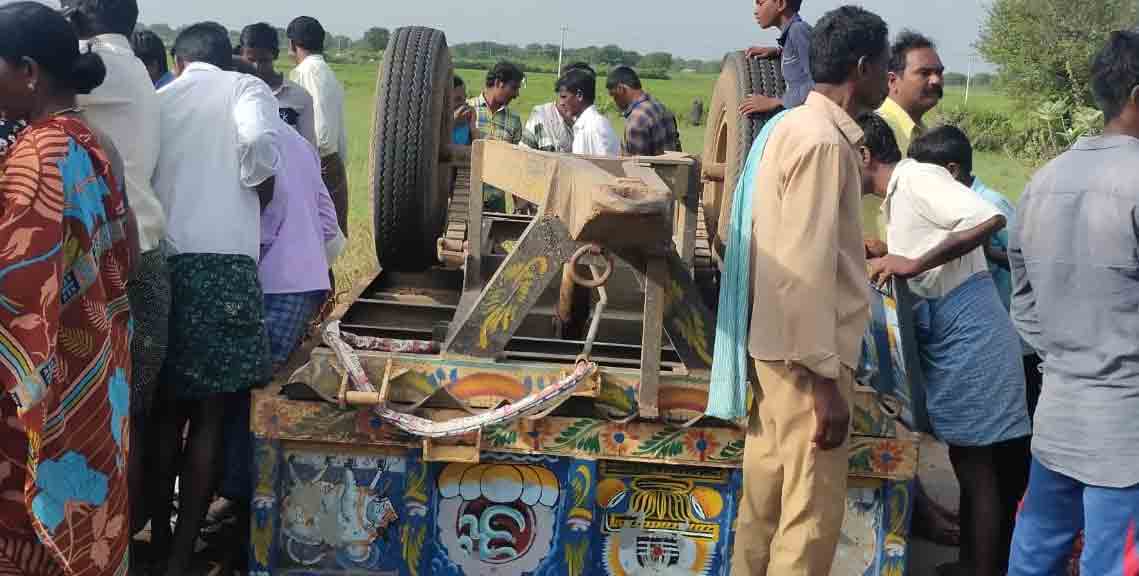 Khammam | ట్రాక్టర్ బోల్తా ఒకరు మృతి, ఆరుగురికి గాయాలు..