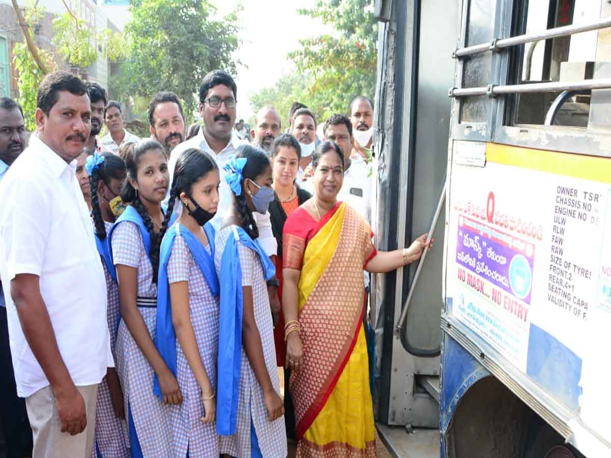 Bus facility | నిరుపేద విద్యార్థులకు బస్‌సౌకర్యం కల్పించిన మంత్రి పువ్వాడ..