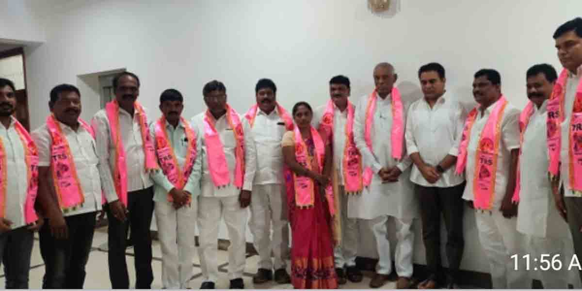 టీఆర్‌ఎస్‌లో చేరిన కాంగ్రెస్‌ కౌన్సిలర్లు