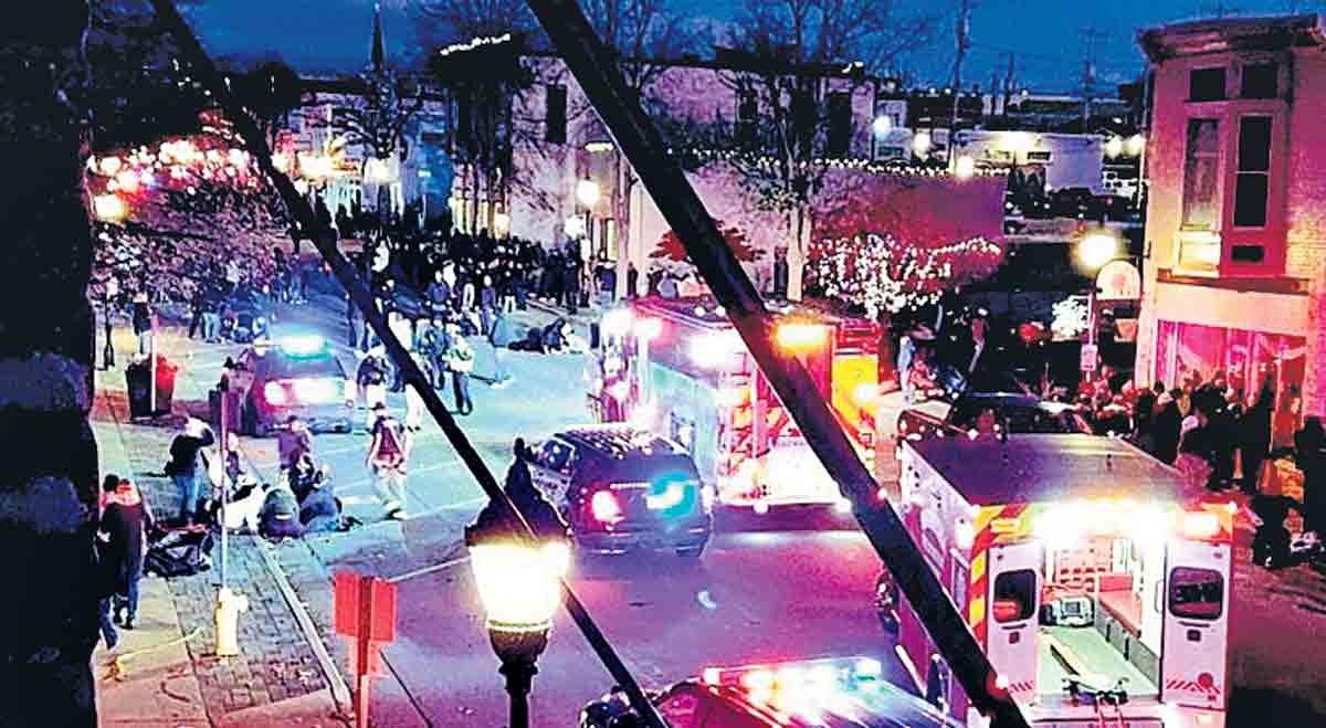 క్రిసస్ పరేడ్పైకి దూసుకెళ్లిన కారు