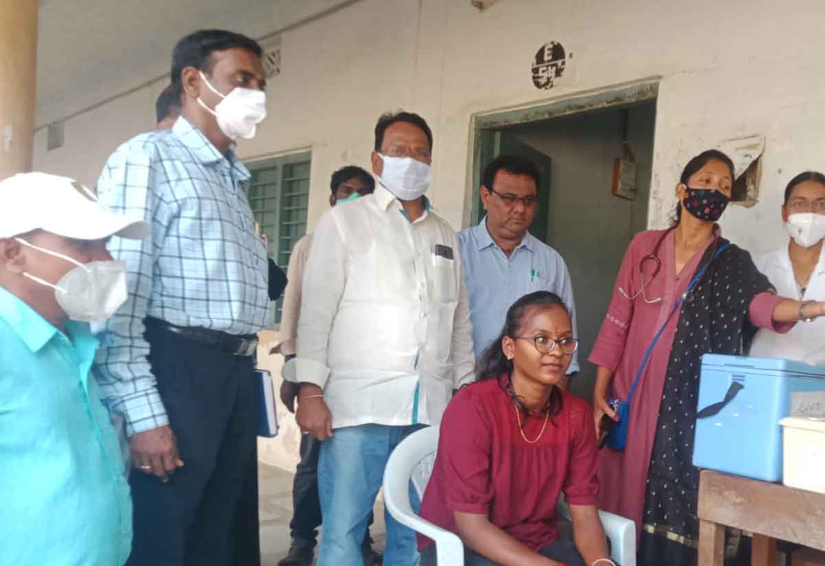 Vaccination | ప్రతి ఒక్కరూ కరోనా వాక్సిన్ వేయించుకోవాలి: మున్సిపల్ కమిషనర్ ప్రదీప్‌కుమార్..