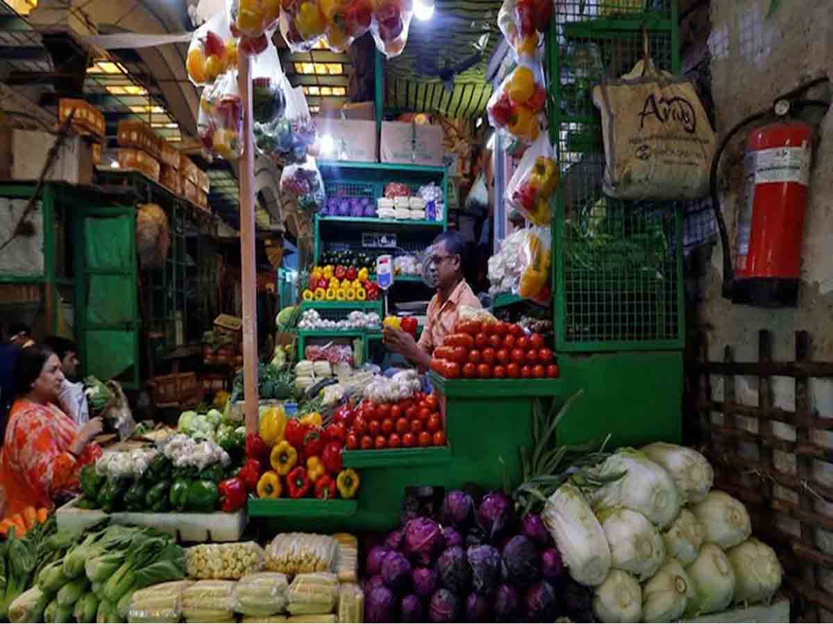 కొండెక్కిన నిత్యావ‌స‌రాలు : రికార్డు స్ధాయిలో ఉల్లి, ట‌మాట‌, బంగాళ‌దుంప ధ‌ర‌లు!